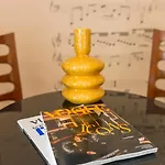 Designer In Hotspot Location W Fast Wi-fi דירה טילבורג