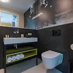 Designer In Hotspot Location W Fast Wi-fi