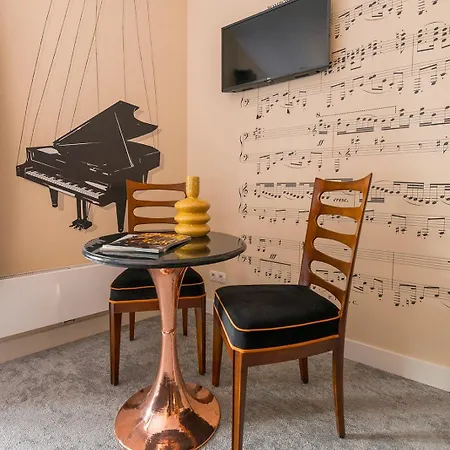 Design In Hotspot Location W Fast Wi-fi *