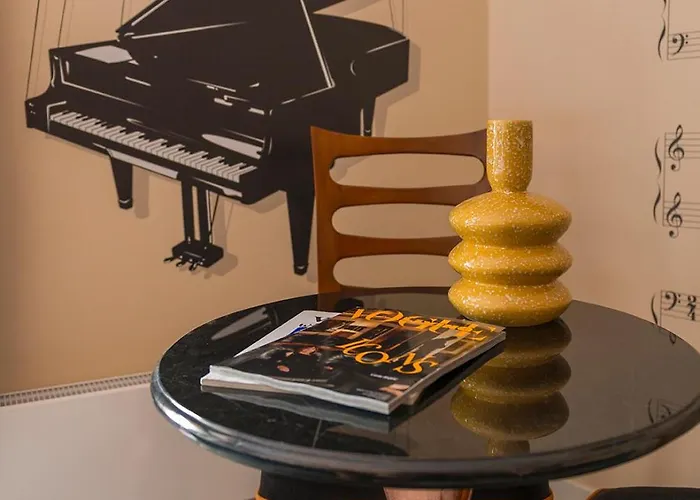 Designer In Hotspot Location W Fast Wi-fi