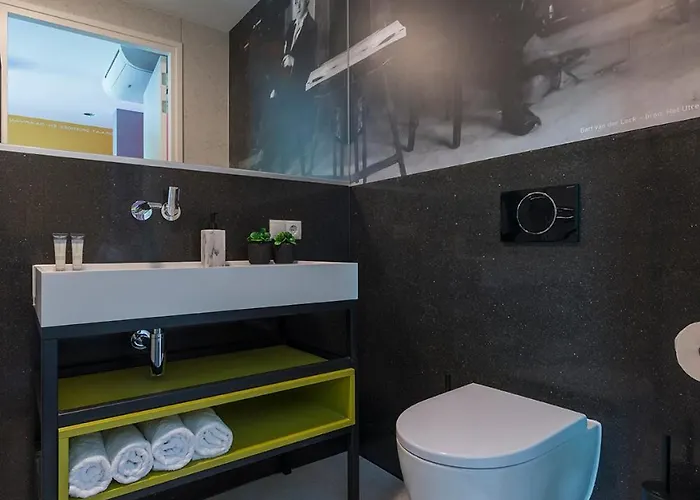 Designer In Hotspot Location W Fast Wi-fi