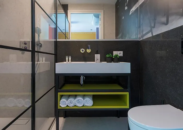 Designer In Hotspot Location W Fast Wi-fi Apartment