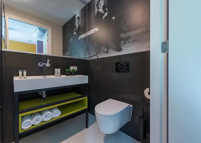 Designer In Hotspot Location W Fast Wi-fi Apartment Tilburg