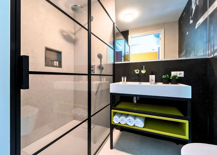 Designer In Hotspot Location W Fast Wi-fi Apartment